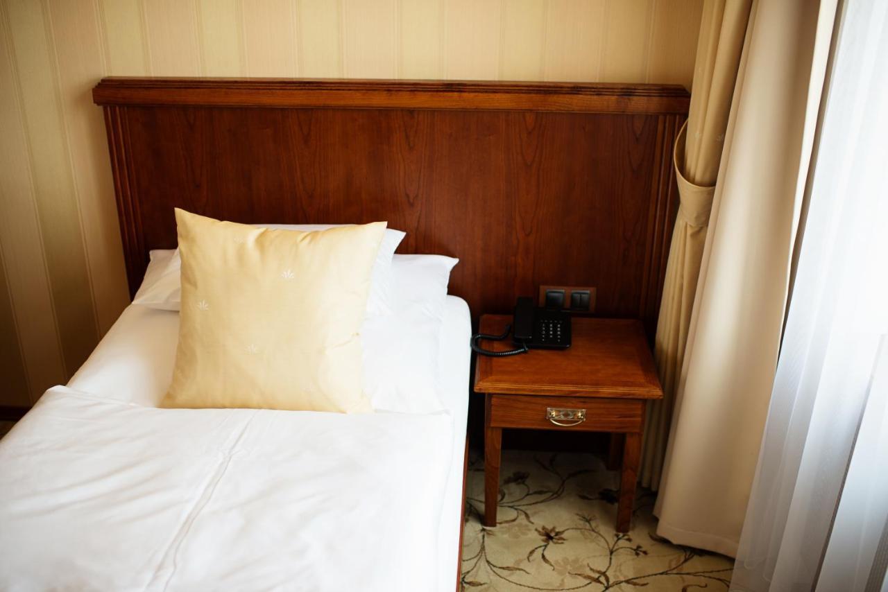 Hotel Slavie Pelhrimov Bagian luar foto