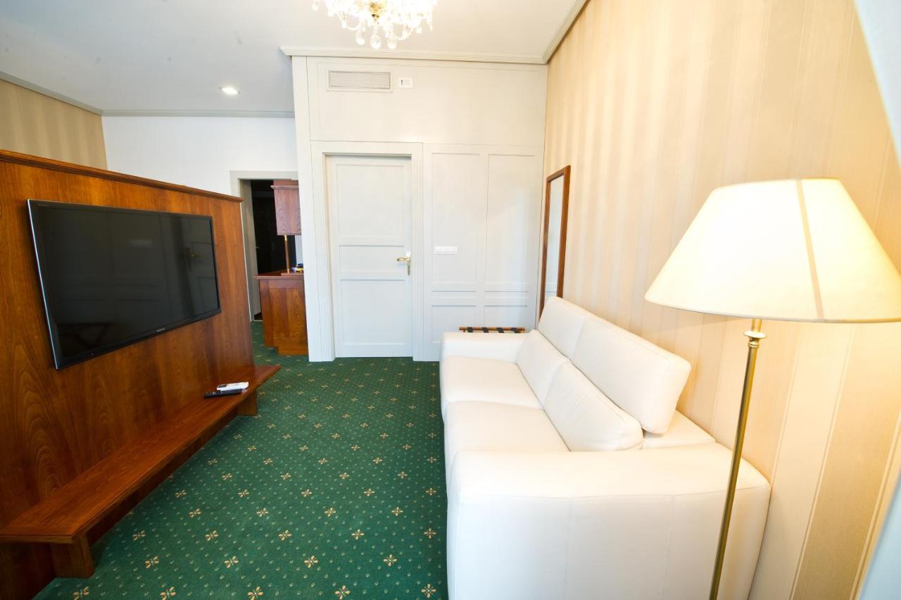 Hotel Slavie Pelhrimov Bagian luar foto